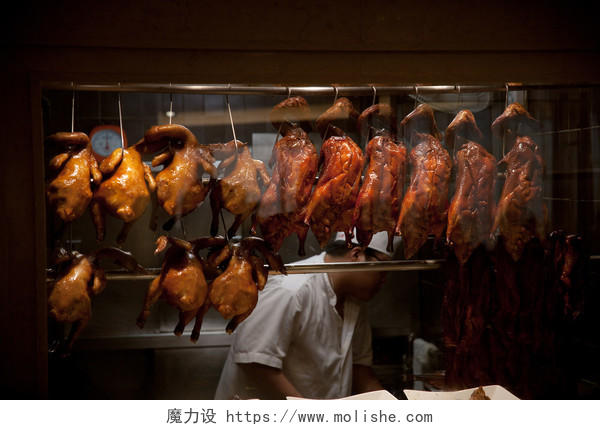 烤鸭厨师北京烤鸭架子上烤鸭挂着的烤鸭旅游美食